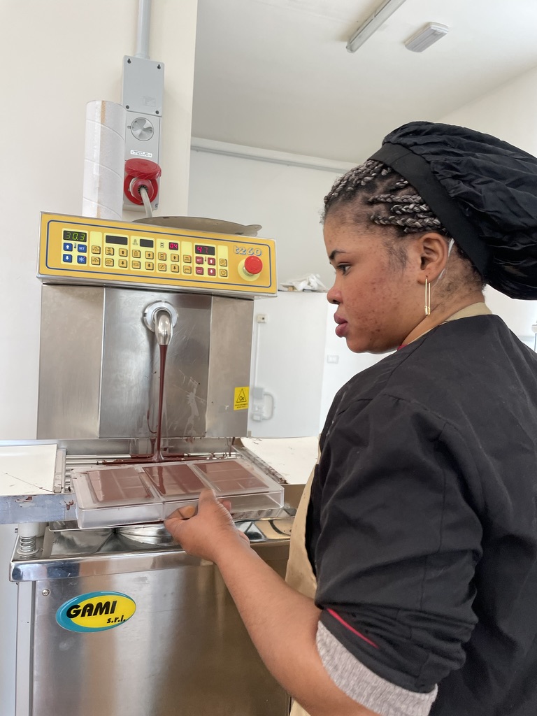 Susan al lavoro sul cioccolato nel laboratorio bean to bar di NINA KAKAW a Belluno
