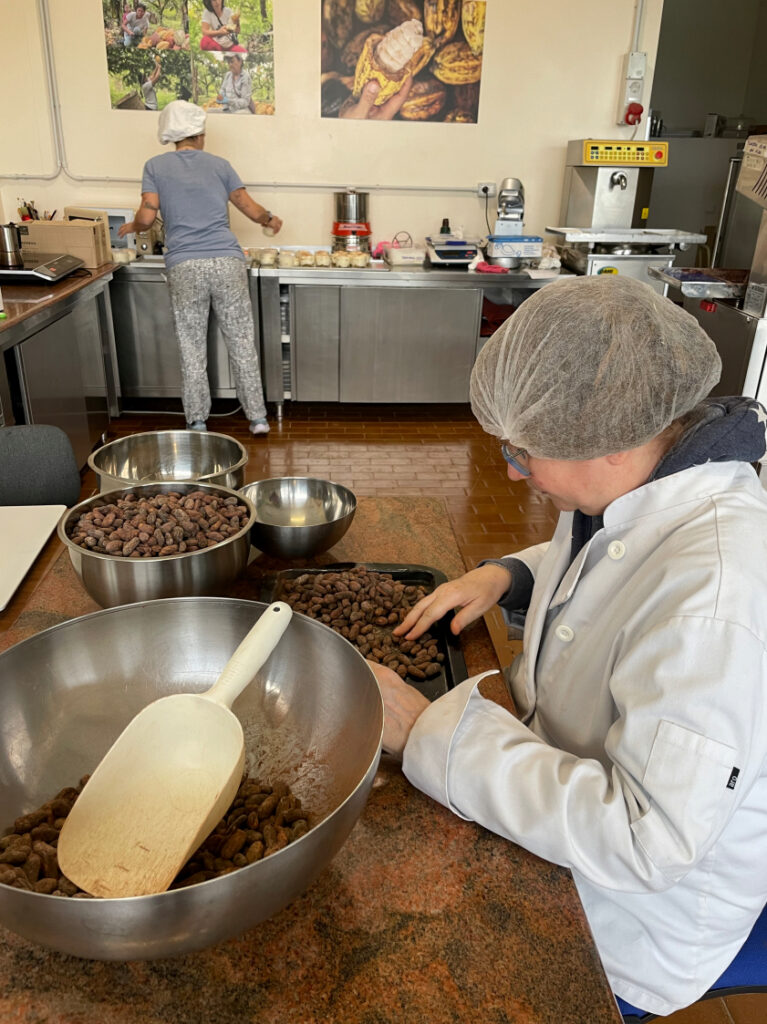 Sabina seleziona a mano le fave di cacao nel laboratorio NINA KAKAW a Belluno