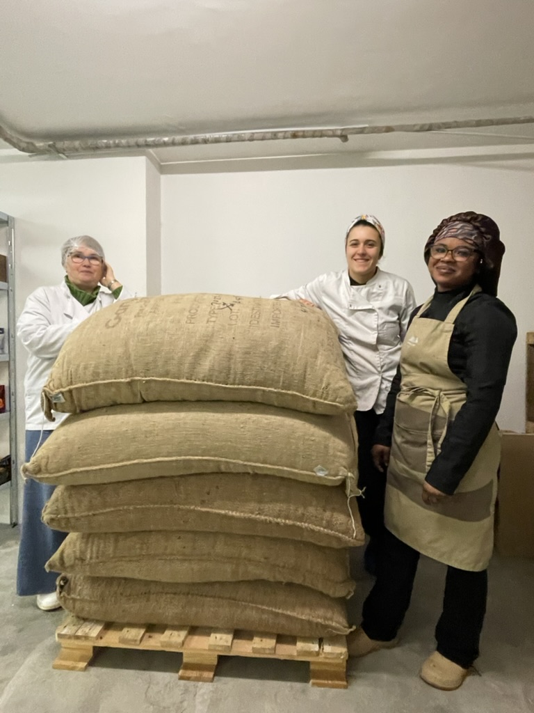 Il laboratorio di cioccolato artigianale della cioccolateria sociale NINA KAKAW a Belluno