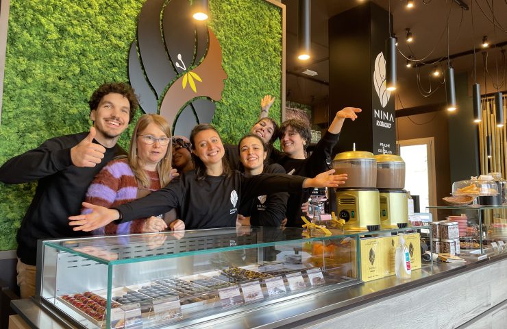 Il team di NINA KAKAW al bancone della cioccolateria sociale di Belluno