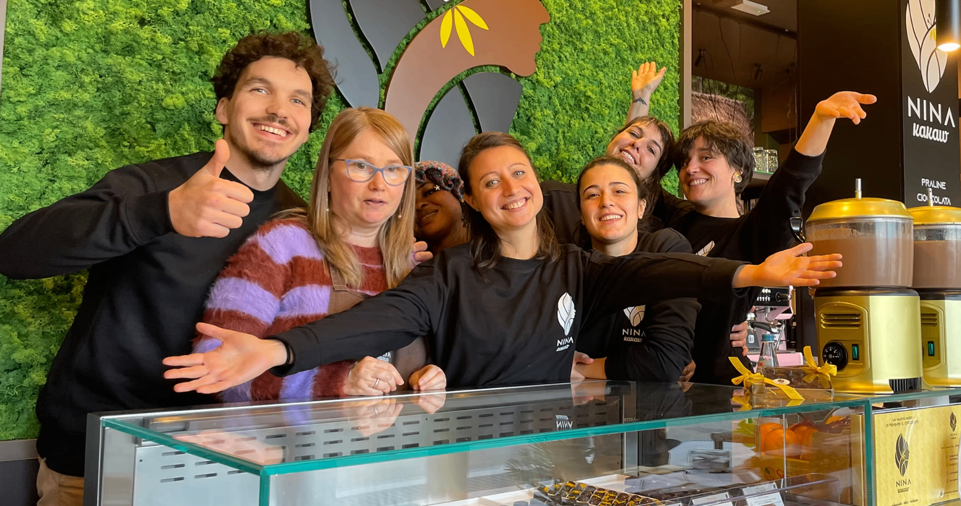 Il team di Nina Kakaw nella cioccolateria